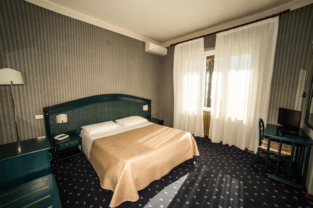 Hotel Kristina Imperia Bagian luar foto