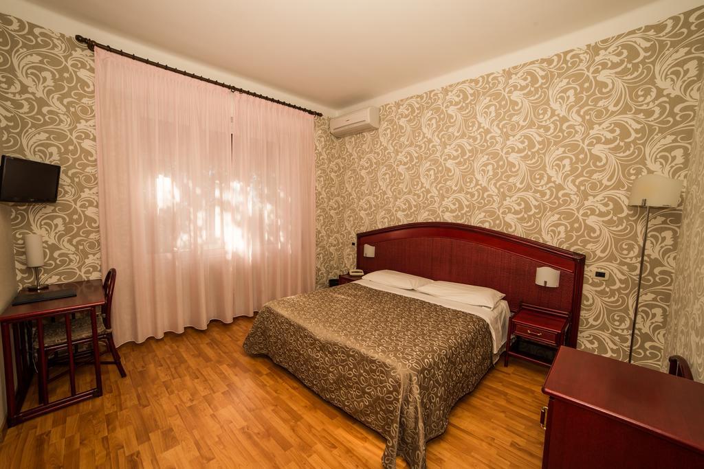 Hotel Kristina Imperia Bagian luar foto