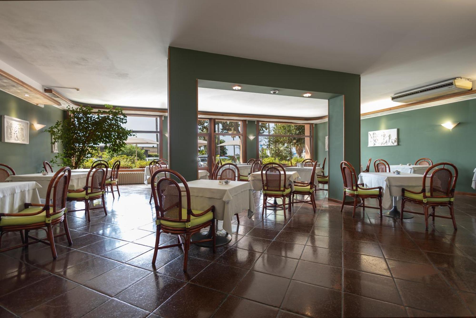 Hotel Kristina Imperia Bagian luar foto