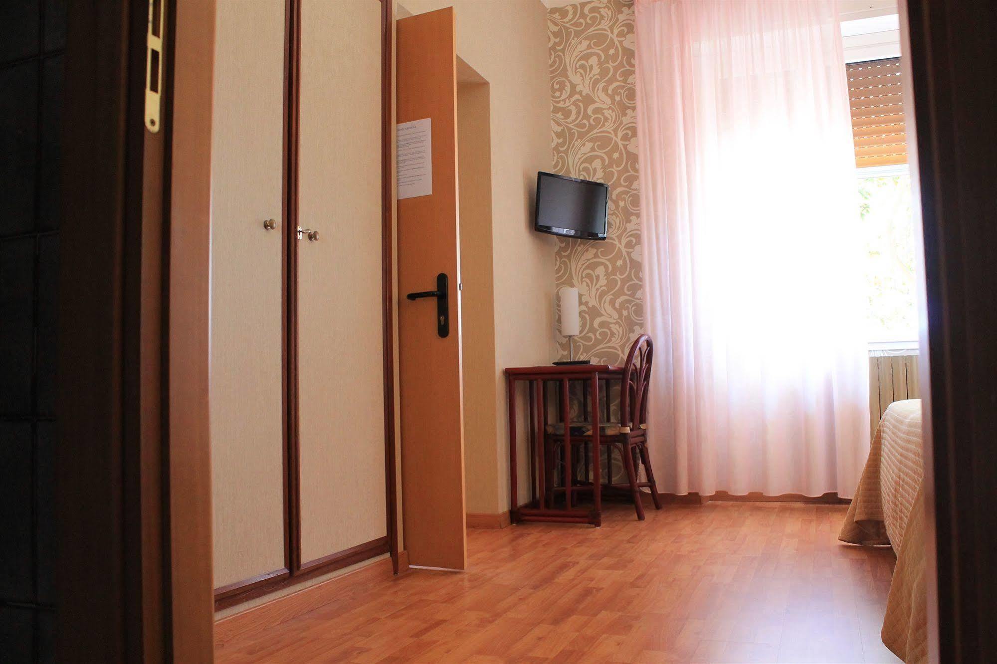 Hotel Kristina Imperia Bagian luar foto