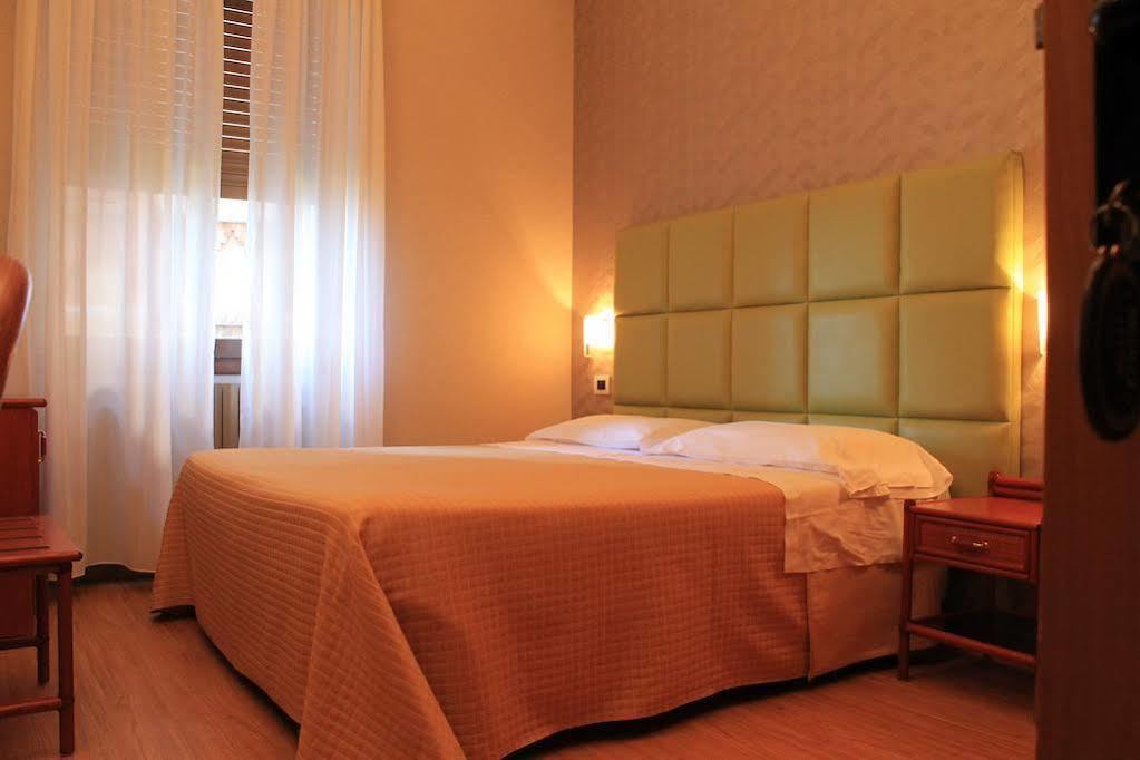 Hotel Kristina Imperia Bagian luar foto